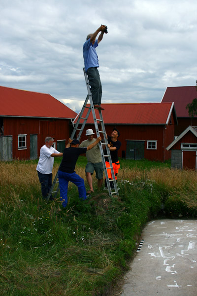 De rots wordt gefotografeerd. Foto © Tanums Hällristningsmuseum