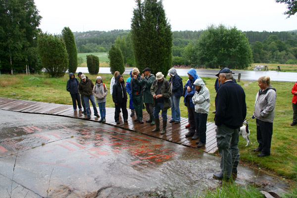 fossum in de regen. Foto © Tanums Hällristningsmuseum